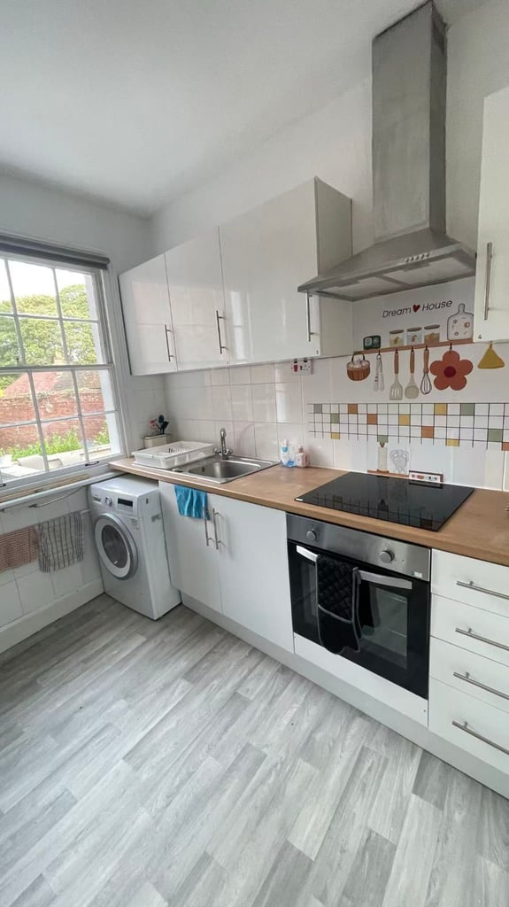 Three ensuite rooms to rent in WR1