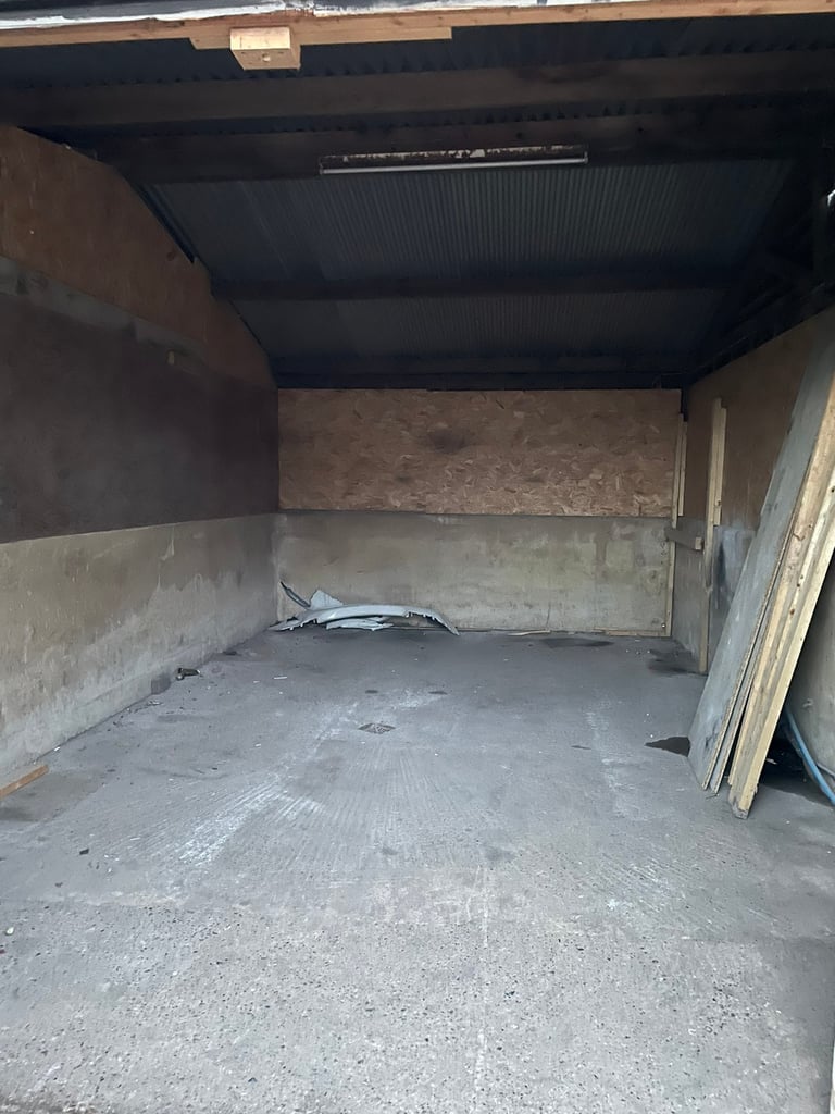 LOCKUP SELF STORAGE UNITS & CONTAINERS FOR RENT ESSEX HERTFORDSHIRE 