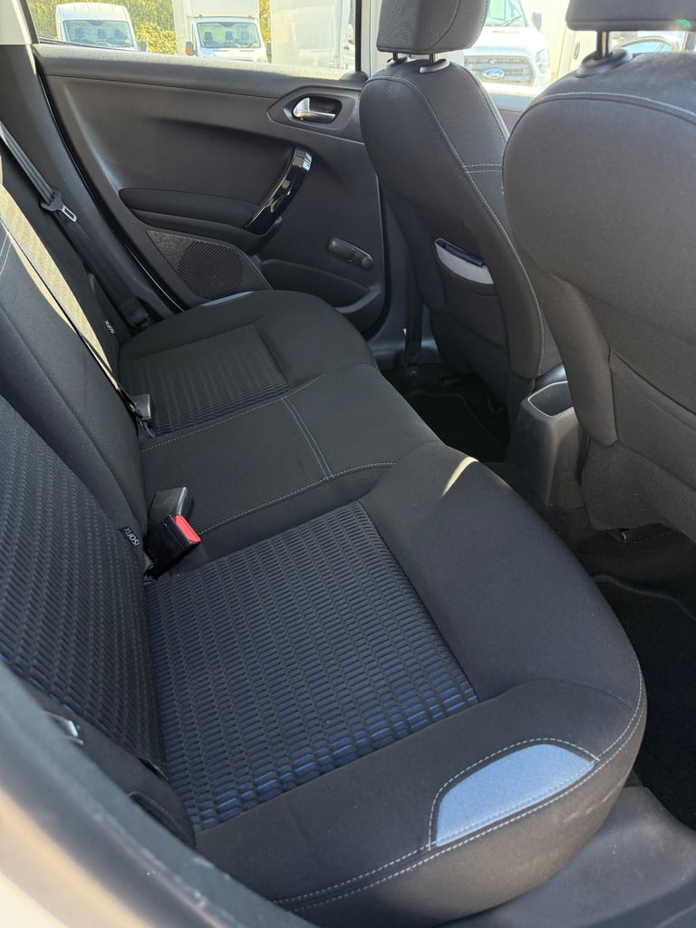 Peugeot, 208, Hatchback, 2015, Manual, 1560 (cc), 5 doors