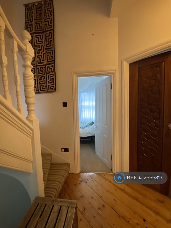 3 bedroom flat in Haringey, London, N4 (3 bed) (#2666817)