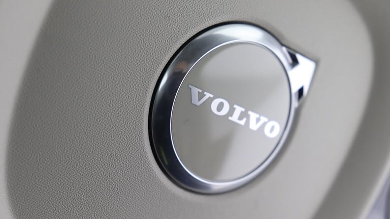 2025 Volvo XC90 T8 PHEV AWD Ultra, Dark, 7 Seats (Sunroof, Pilot Assist, Bowers &amp; Wilkins) ES...