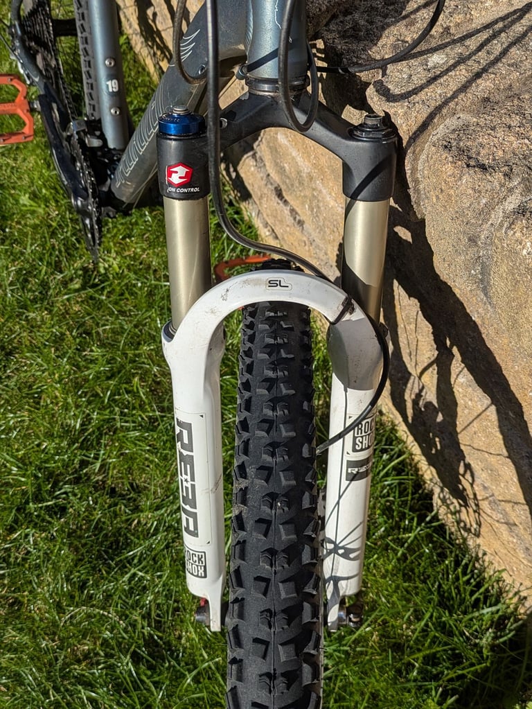 Specialized Rockhopper Pro Mountain Bike – 19" Frame
