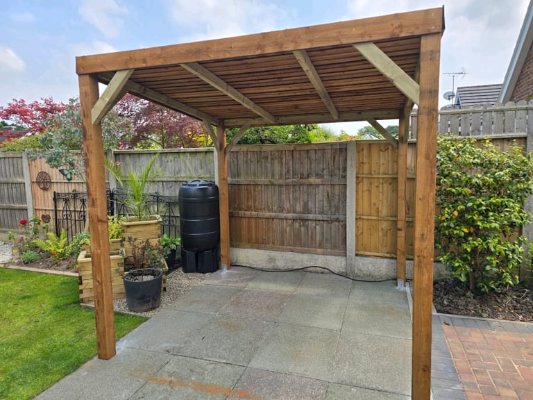 2.5M X 2.5M GAZEBO ASSEMBLED AND FELTED FREE LOCAL DELIVERY ST HELENS 
