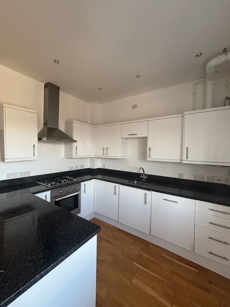 Beautiful Large 2 Bed / 2 Bath Flat with Balcony – Available Immediately!