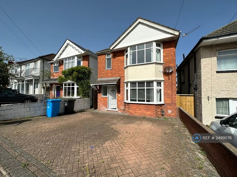 4 bedroom house in Wroxham Road, Poole, BH12 (4 bed) (#2499076)