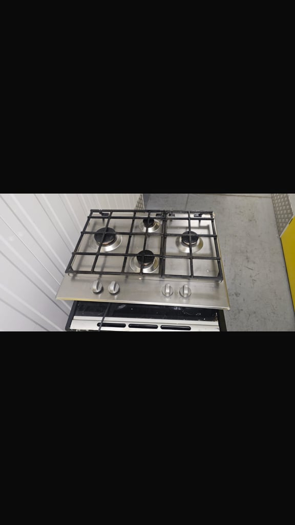 Hotpoint stainless steel gas hob with 4 burners. In excellent condition. With 3 months warranty. 