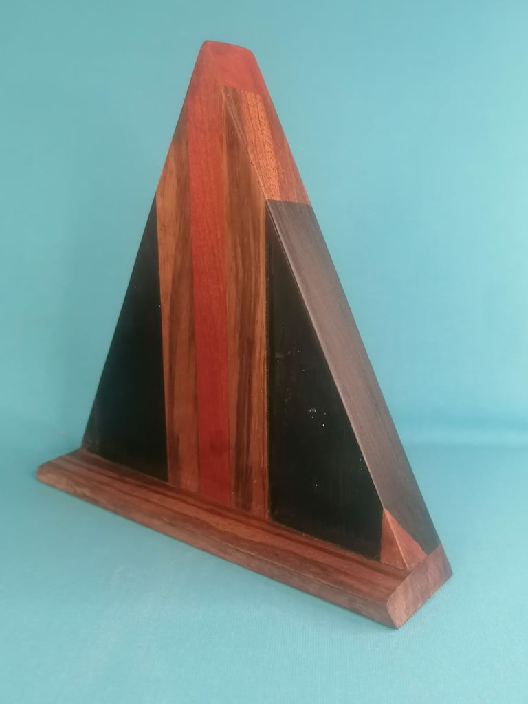 Vintage Desk Wooden Piramid Clock 6-inch height.. (need put battery).. As seen.