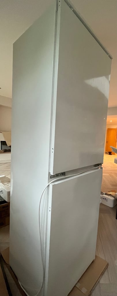 image for AEG INTEGRATED KITCHEN FRIDGE/FREEZER, EXCELLENT CONDITION , FULLY WORKING RRP £599