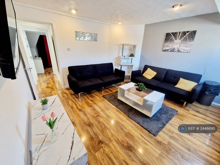 4 bedroom flat in Polygon Road, Manchester, M8 (4 bed) (#2446695)