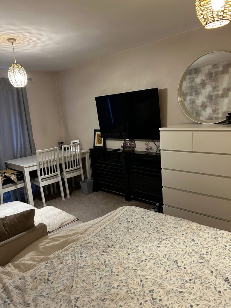 Room to rent in shared 2 bed flat 