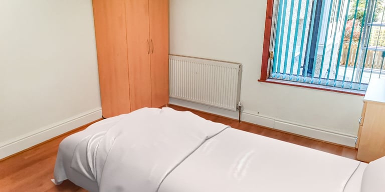 DSS only shared house - 2 mins to shops, quiet house & neighbourhood