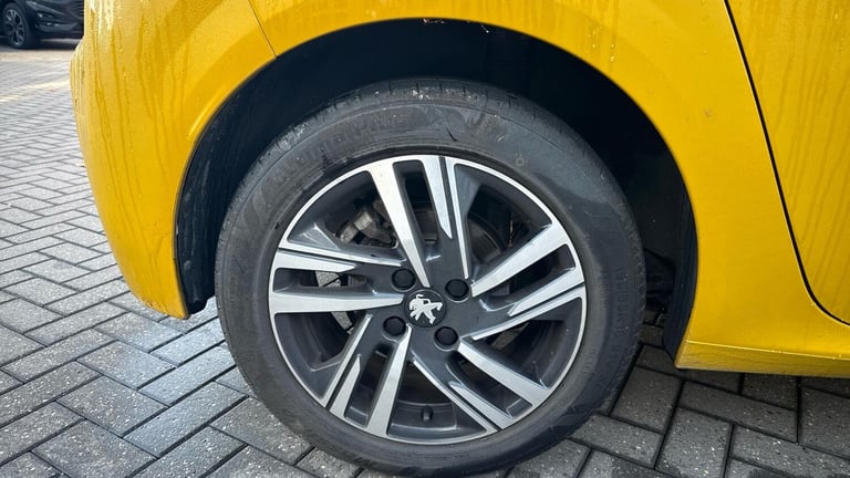 2023 Peugeot 208 1.2 PureTech 100 Allure Premium + 5dr EAT8 HATCHBACK PETROL Automatic