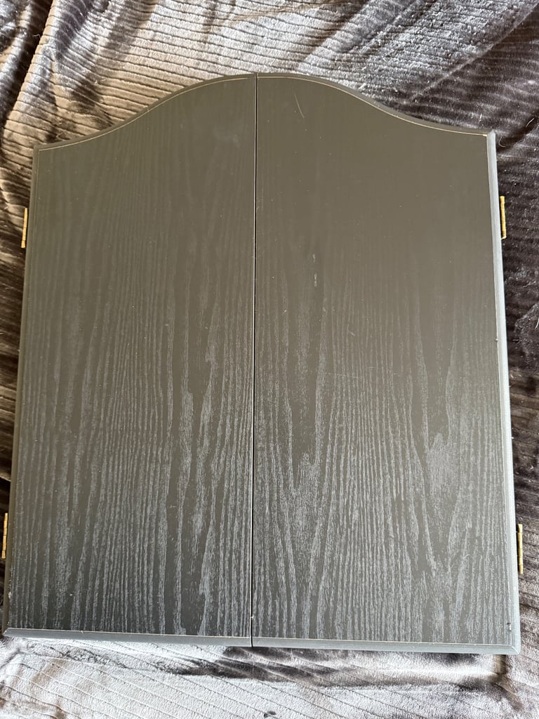 Windau Blade 6 Championship Dart Board, cabinet and darts set