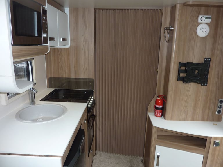 Swift Charisma FIXED ISLAND BED 2018