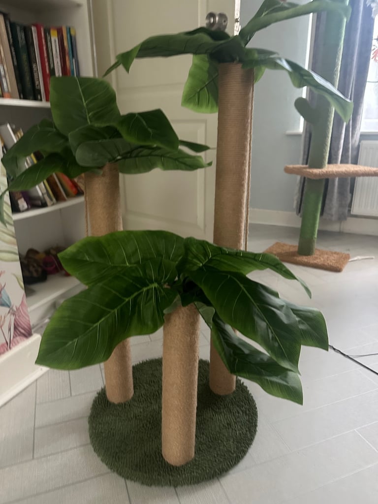 Cat scratching Pole Tree 