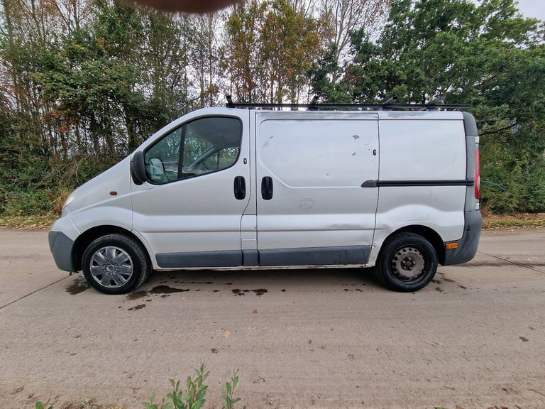 2010 Vauxhall Vivaro Silver  Spares Repairs  SWB  Needs Starter motor  A/C