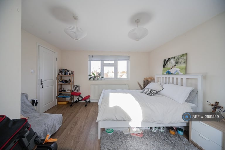 3 bedroom flat in Crowther Avenue, Brentford, TW8 (3 bed) (#2681559)
