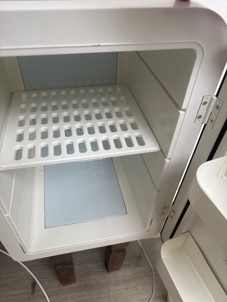 12v and mains hot and cold fridge ideal for camper
