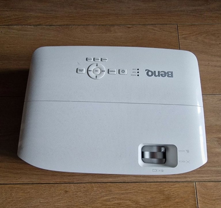BenQ W1050 3D Ready DLP Projector 1080p full HD hdmi new lamp LONDON h