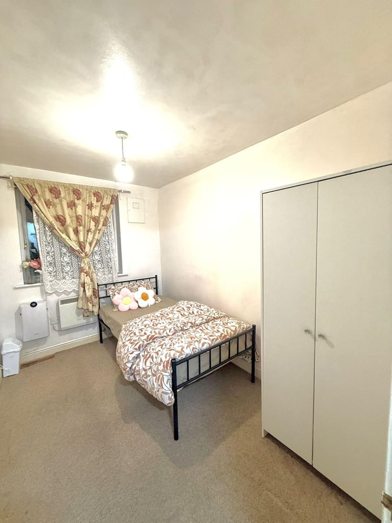 Room to rent in E16