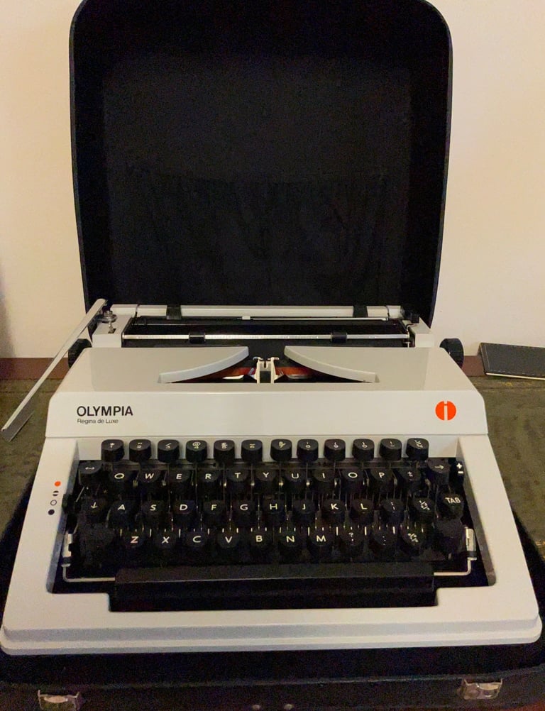 image for Olympia Regina de Luxe Typewriter
