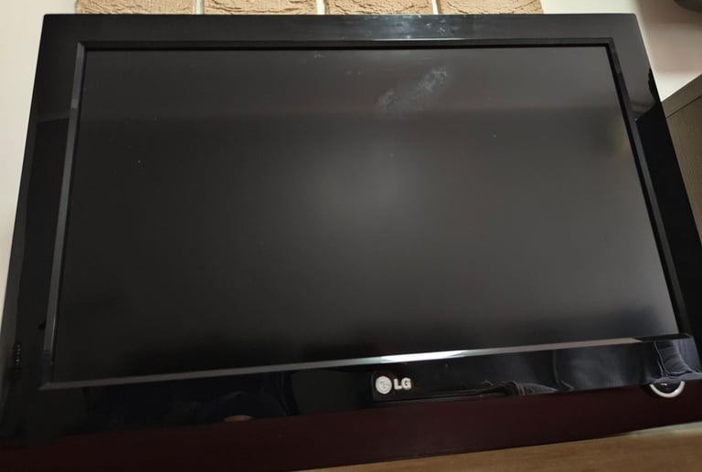 LG TV 32LG4000 (32 inch with built-in dvd player)