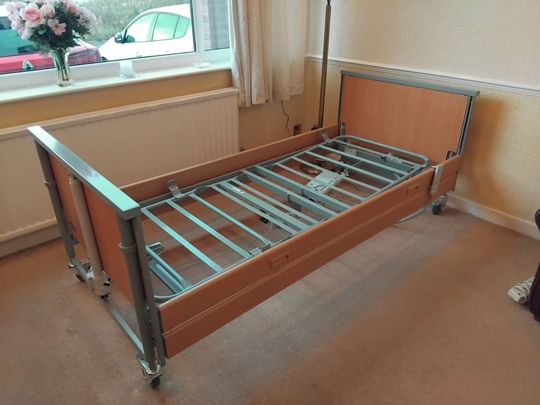 Invacare Medley Ergo Profiling electric hospital bed, With Mattress