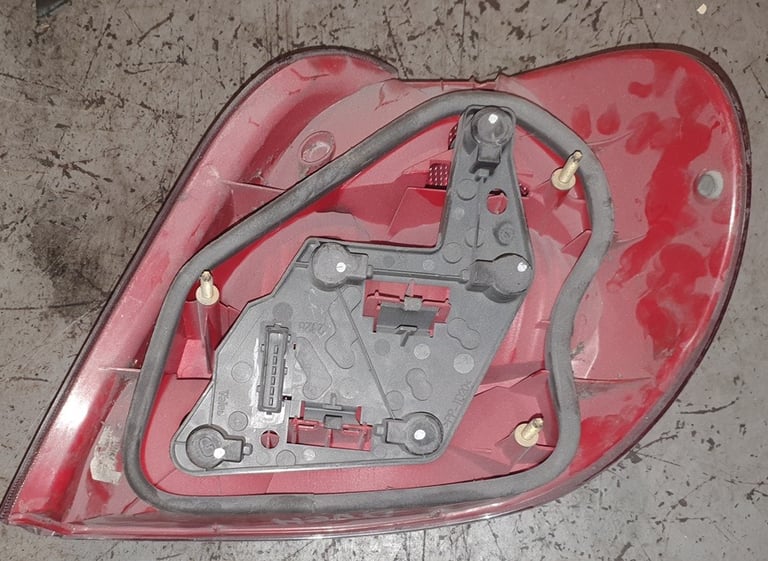 Toyota Avensis Left Side Rear Light 1998