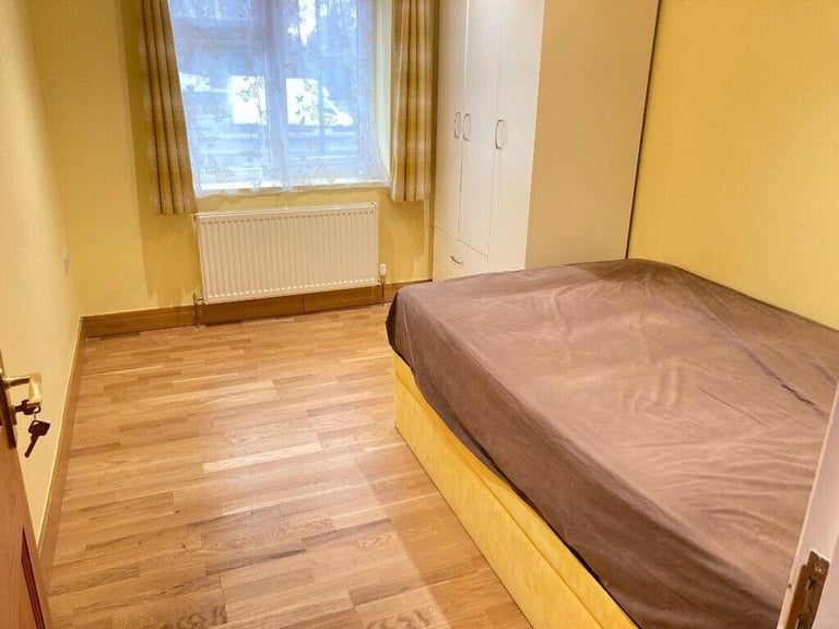 In Family House 1st Floor Double Room Share Shower Kitchen Includes Bills Near Tube Bus Park