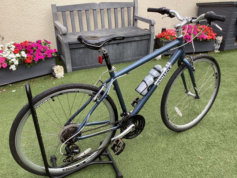 PINNACLE ADULT HYBRID BIKE IN VERY GOOD CONDITION 