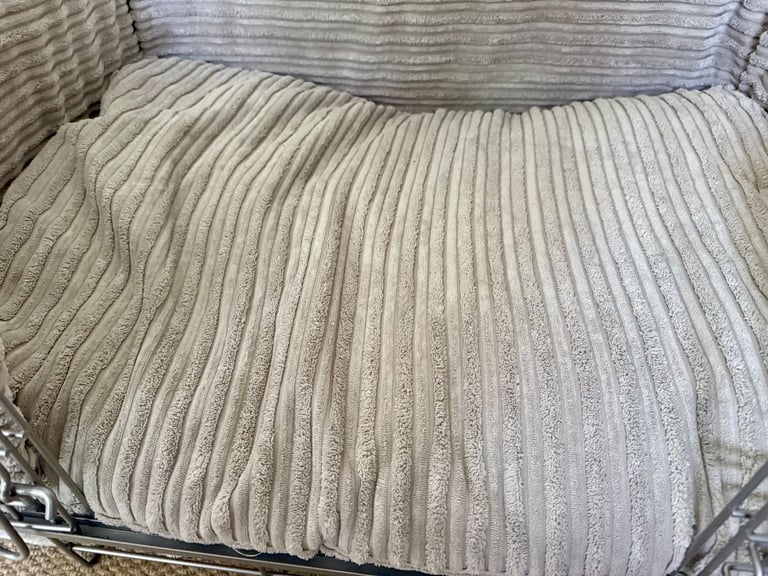 Lords £ Labradors sliding door dog crate size M with bumper and cusion