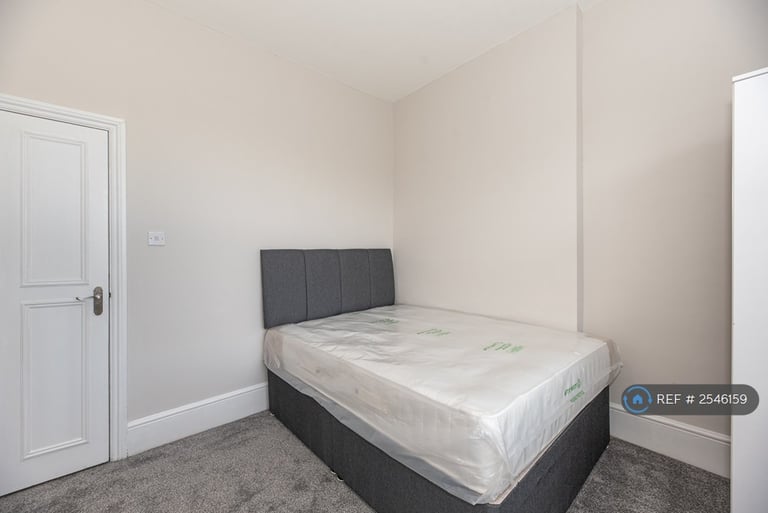 2 bedroom flat in West Cromwell Road, London, SW5 (2 bed) (#2546159)