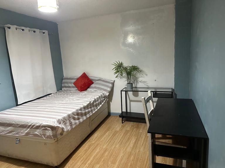 Double bedroom near to university 