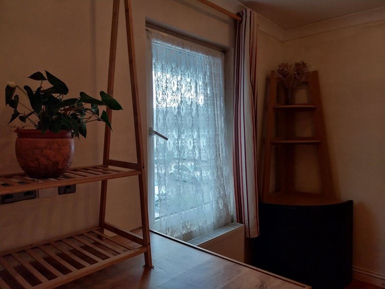 Large single room for rent short term, 12 mins walk to Raynes Park station