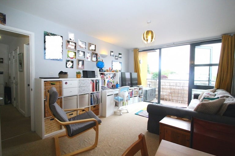 Hane Estate Agents offer a 1 bedroom 2nd floor flat within a modern block with lift access