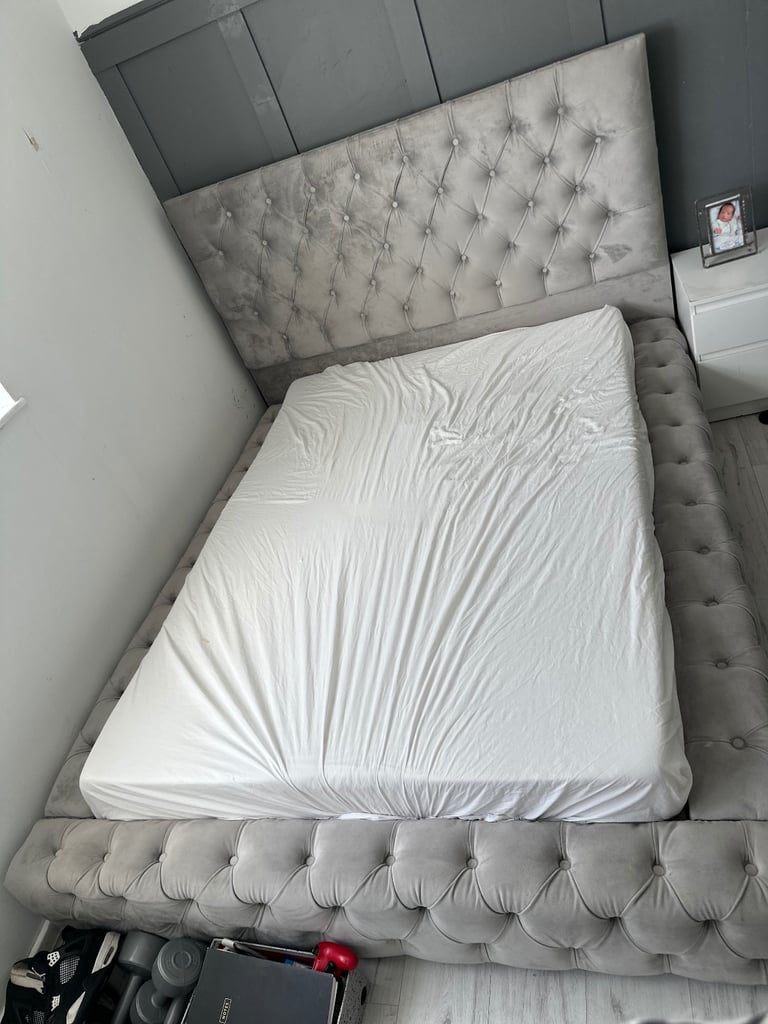 image for PLUSH VELVET BED FRAME DOUBLE