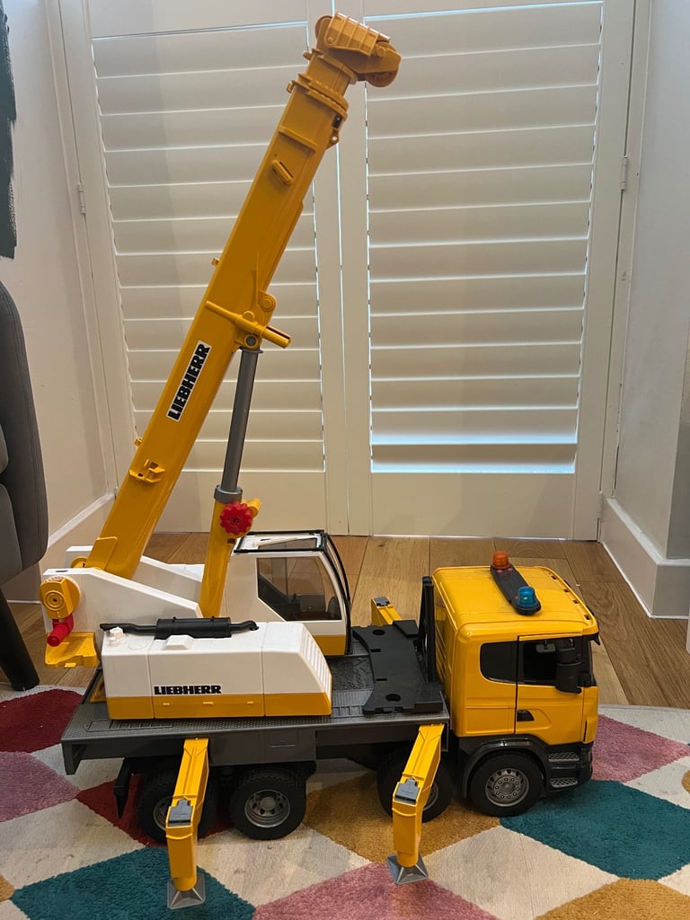 Crane truck toy