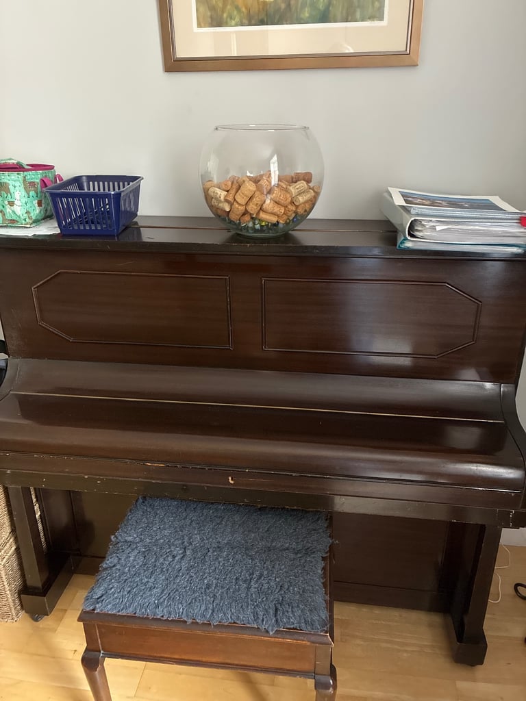 Upright piano