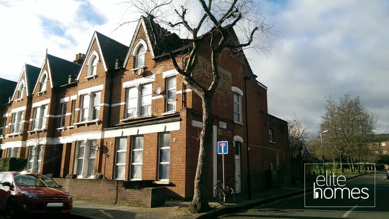 Large first floor rear self-contained Studio Flat in Archway, N19.