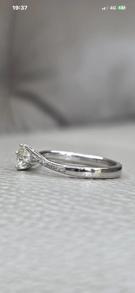 PLATINUM DIAMOND SOLITAIRE RING.