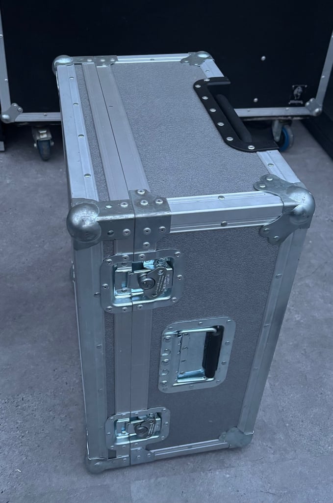 image for Flight case for transporting heavy equipment with wheels and handle 