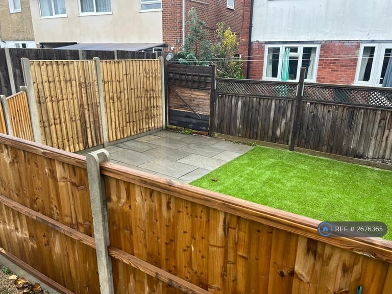 2 bedroom flat in Chaucer Road, Ashford, TW15 (2 bed) (#2676365)