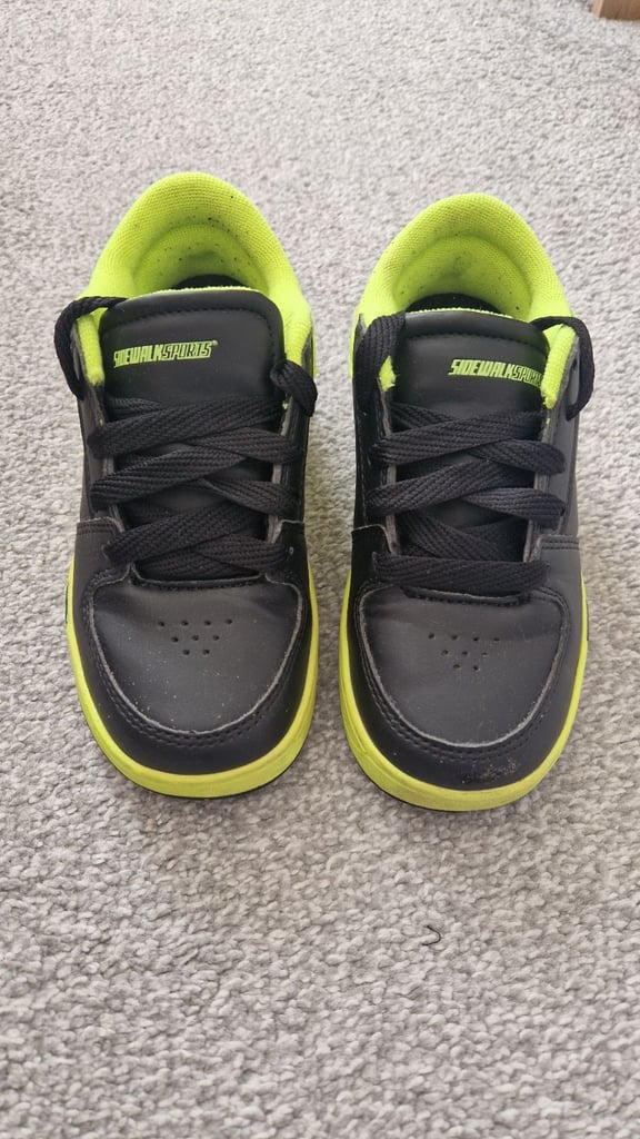 Kids sidewalk skate shoes heelys