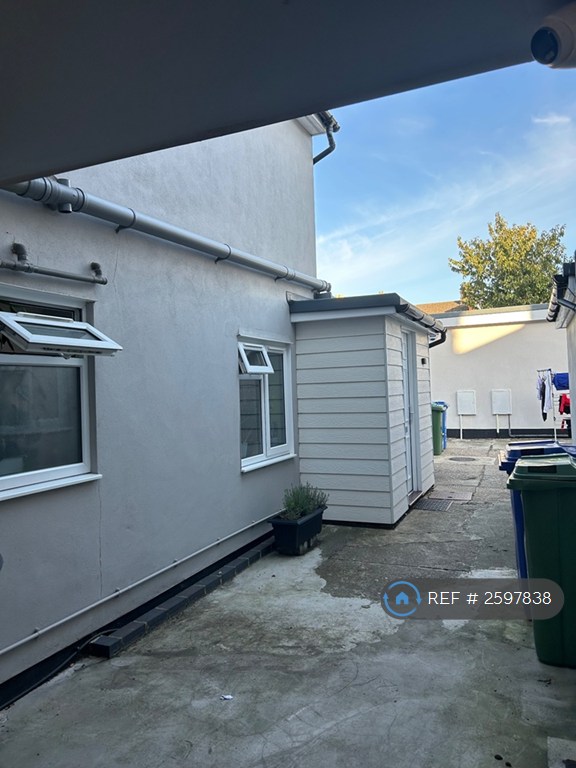 2 bedroom flat in Cowper Road, Sittingbourne, ME10 (2 bed) (#2597838)