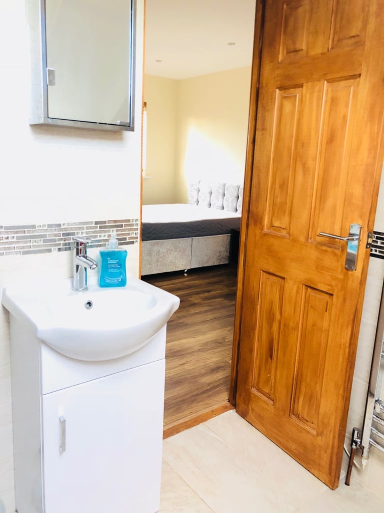 Loft Studio for couple in Chingford £1150 INC BILLS