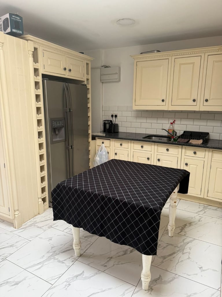 AVAILABLE NOW+BILLS INCLUDED!!!  ..COSY+CLEAN BIG Medium ROOM IN CHINGFORD, E4 8PJ FOR £650pcm