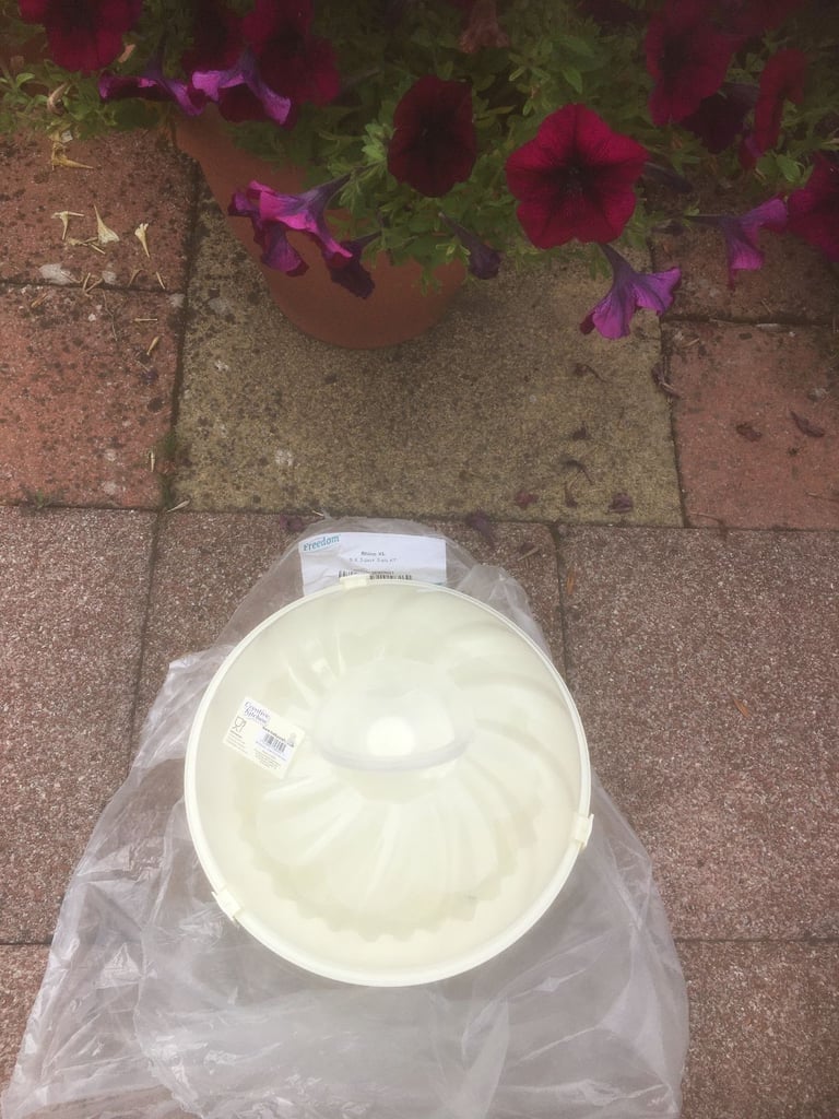 Cupcake carrier with handle -24 wells - unused