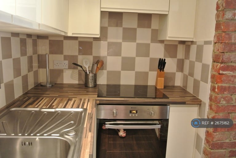 Studio flat in Frith Farm House, Faversham, ME13 (#2675162)