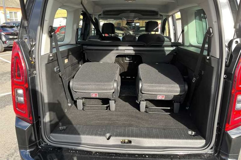 2025 Vauxhall Combo Life Electric 52kWh Design XL MPV 5dr Electric Auto (7.4kW Charger) (136 ps) ...