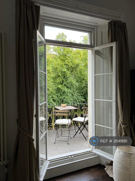 Studio flat in Oakley Square, London, NW1 (#2641681)